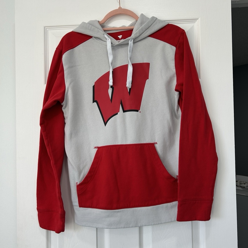 Fanatics Men's Size‎ Small Wisconsin Badgers Long Sleeve Hooded Sweatshirt Red